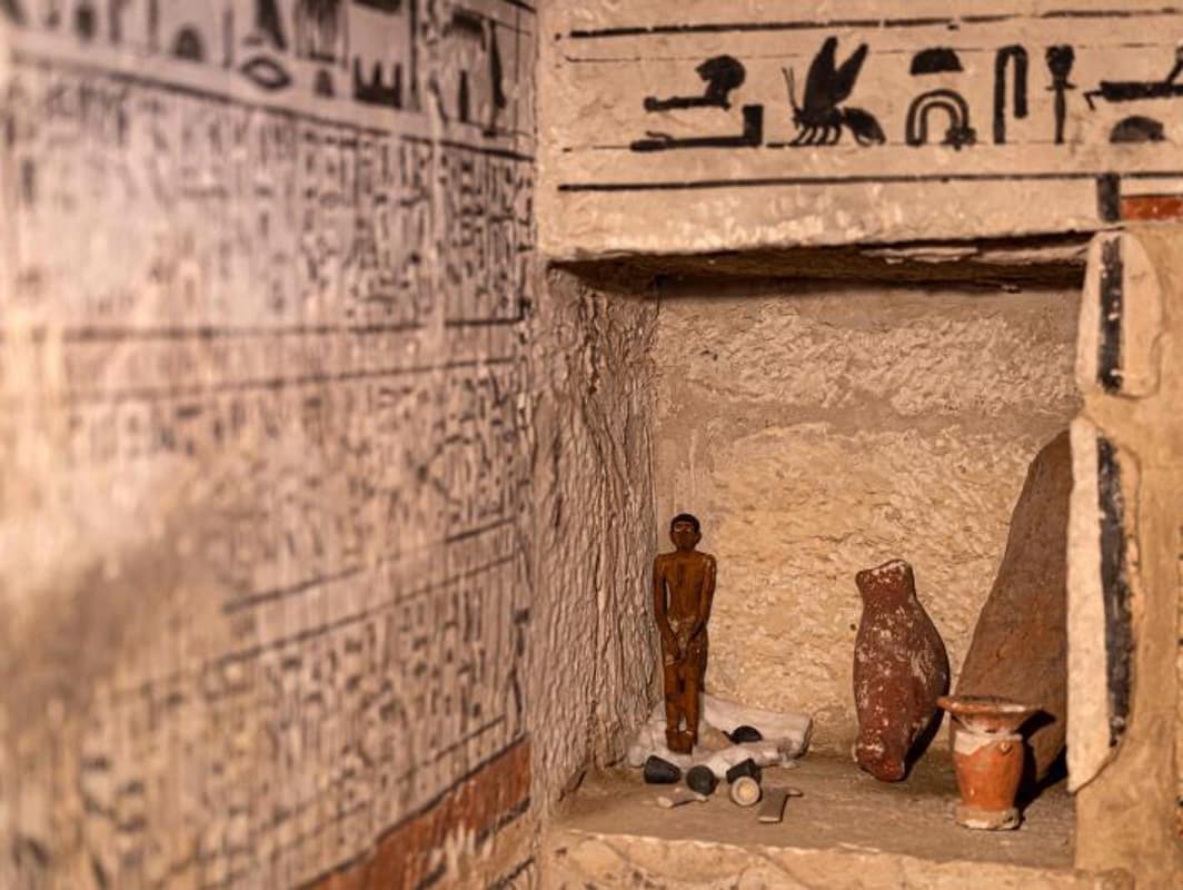 En el interior de las cinco nuevas tumbas faraónicas descubiertas en Saqqara