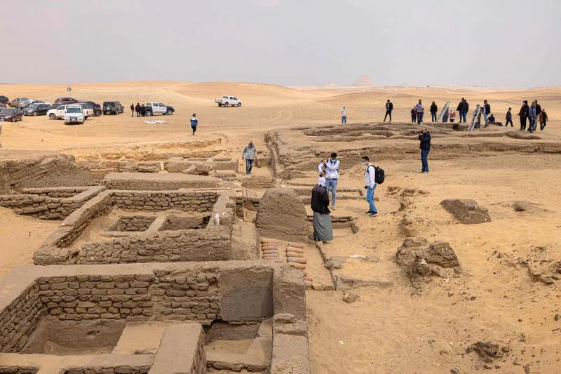 Área donde se han descubierto las cinco tumbas al noreste de la pirámide del rey Merenre I, que gobernó Egipto alrededor del 2270 antes de Cristo. (Foto: AFP)