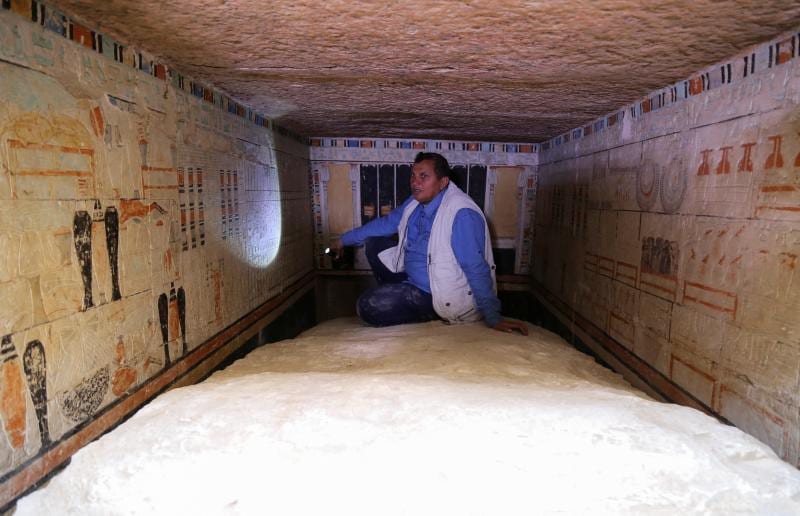 Un arqueólogo egipcio habla dentro de la tumba de una mujer llamada Petty, responsable del embellecimiento del faraón y del sacerdote de Hathor, en una tumba descubierta recientemente en el área de Saqqara (Foto: Reuters)
