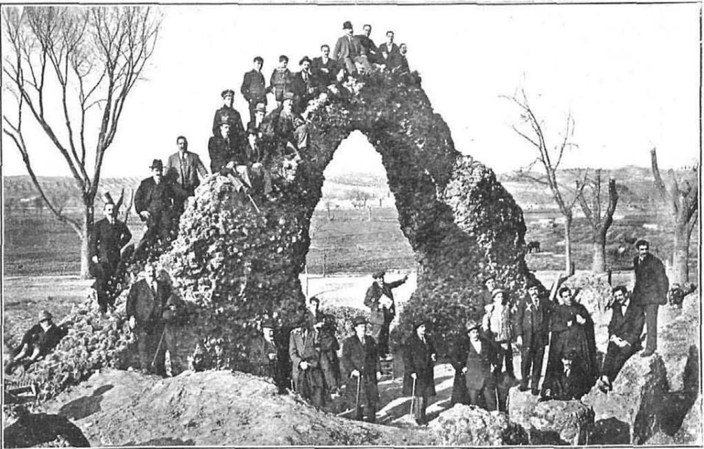 Homenaje de la prensa toledana a Constantino Garcés al cumplir 25 años en la dirección de La Campana Gorda, tras un banquete en la Venta de Aires, en 1916. Vida Manchega. Foto C. Villalba. 