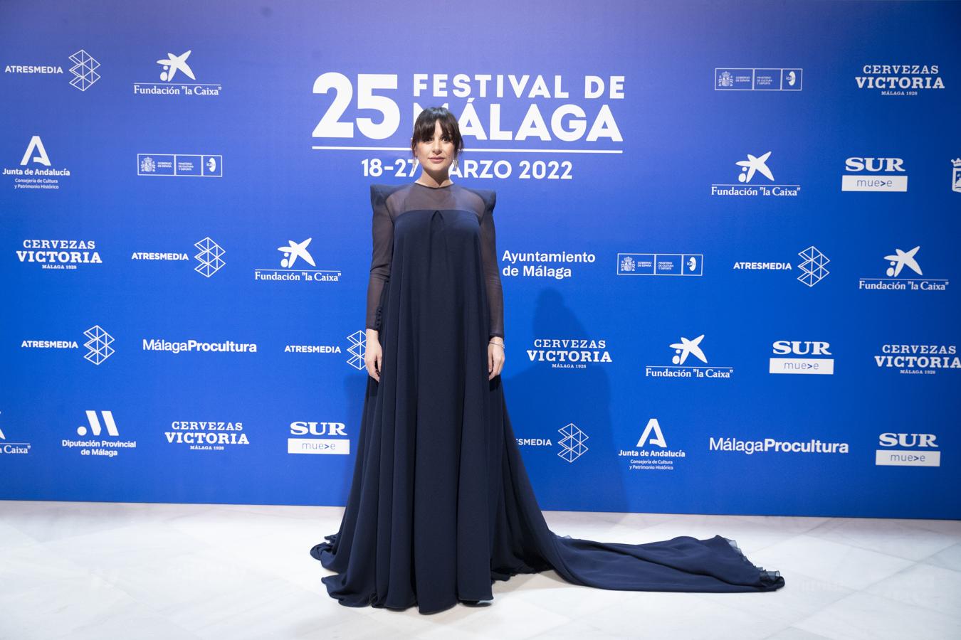 Miren Ibarguren, en el Festival de Málaga 2022. La actriz escogió un vestido evasé en color azul marino con hombros marcados, manga semitransparente y larga cola firmado por Valenzuela que acompañó con joyas de Bvlgari.