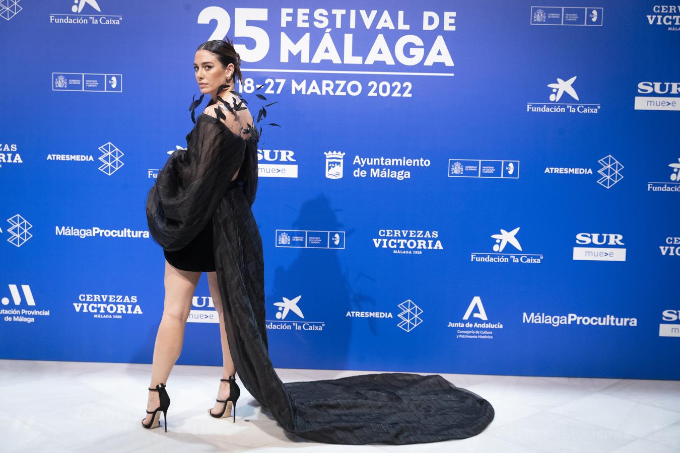 Blanca Suárez, en el Festival de Málaga 2022. La actriz captó todas las miradas con un original diseño de Antonio Grimaldi, un minivestido negro con escote Bardot decorado con plumas, mangas abullonadas y una larga cola. En cuanto a complementos, escogió varias piezas de Joyas Sardinero y su original maquillaje de inspiración asiática fue realizado por Natalia Belda para Guerlain.