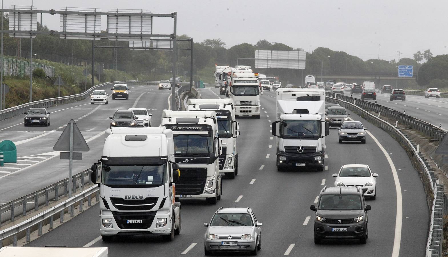 Transportistas de Sevilla vuelven a sacar sus camiones para protestar por los carburantes