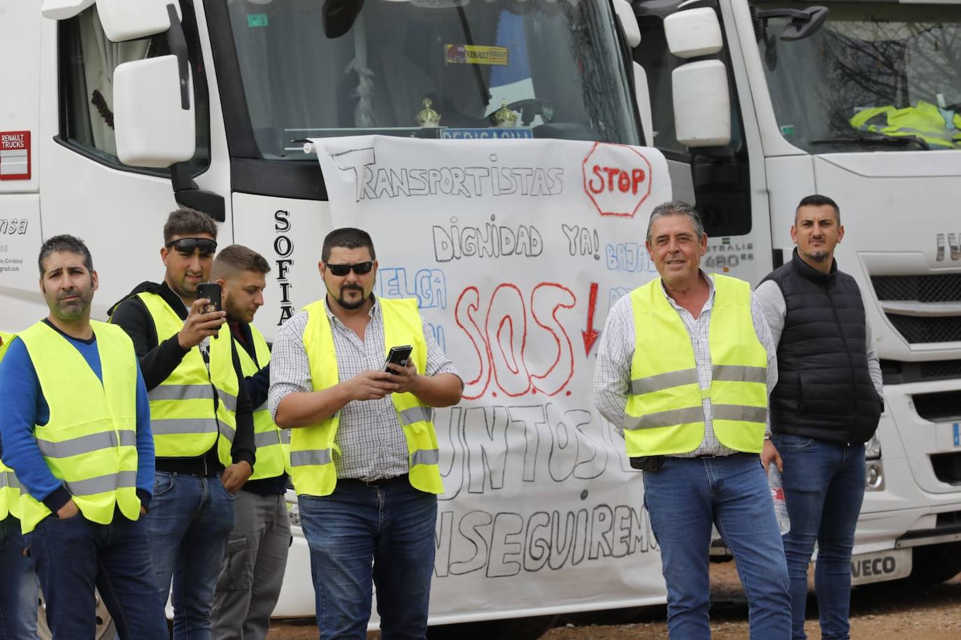 El inicio de la protesta de los camioneros en Córdoba, en imágenes