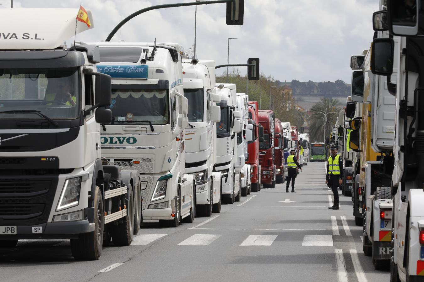 La protesta de los camioneros por el Centro de Córdoba, en imágenes