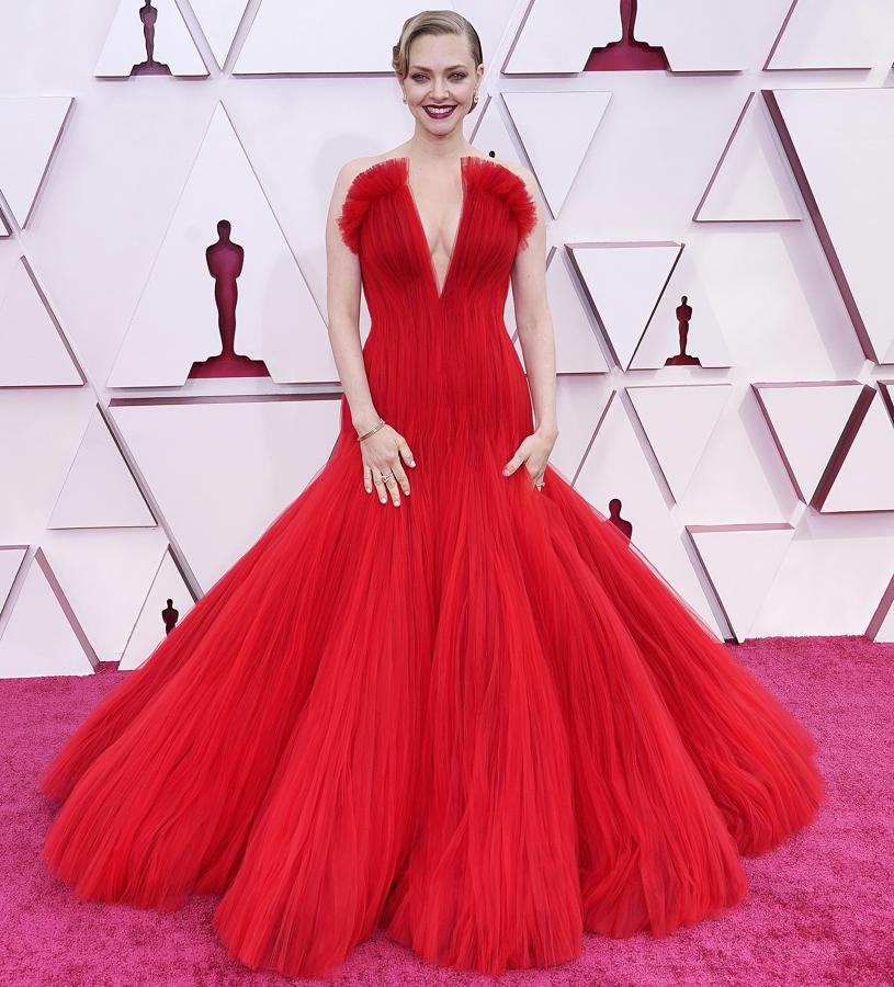 Amanda Seyfried en 2022 - Los vestidos más icónicos de los Oscar. Su vestido fue uno de los favoritos de la 93º edición. Un diseño de la colección Primavera-Verano 2021 de Alta Costura de Armani Privé conpuesto por varias capas de tul rojo cuyo escote se abría en forma de 'V' y se ajustaba a la cintura y la cadera, mientras que la falda presentaba mucho volumen.