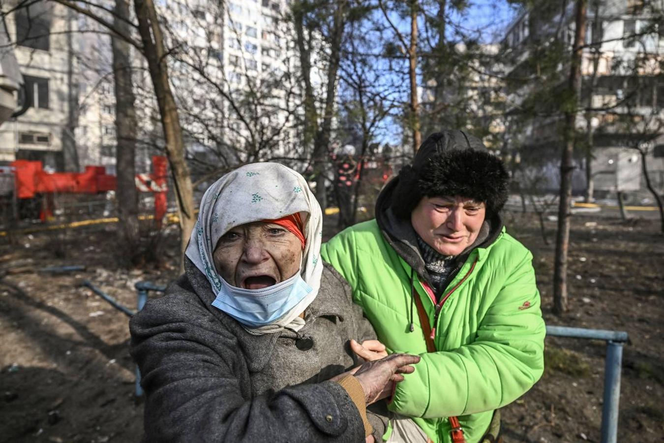 Los civiles, objetivo de las bombas. Las autoridades ucranianas denuncian ataques contra población civil a lo largo y ancho de todo el país. Según Naciones Unidas, hay más de 800 muertos civiles.