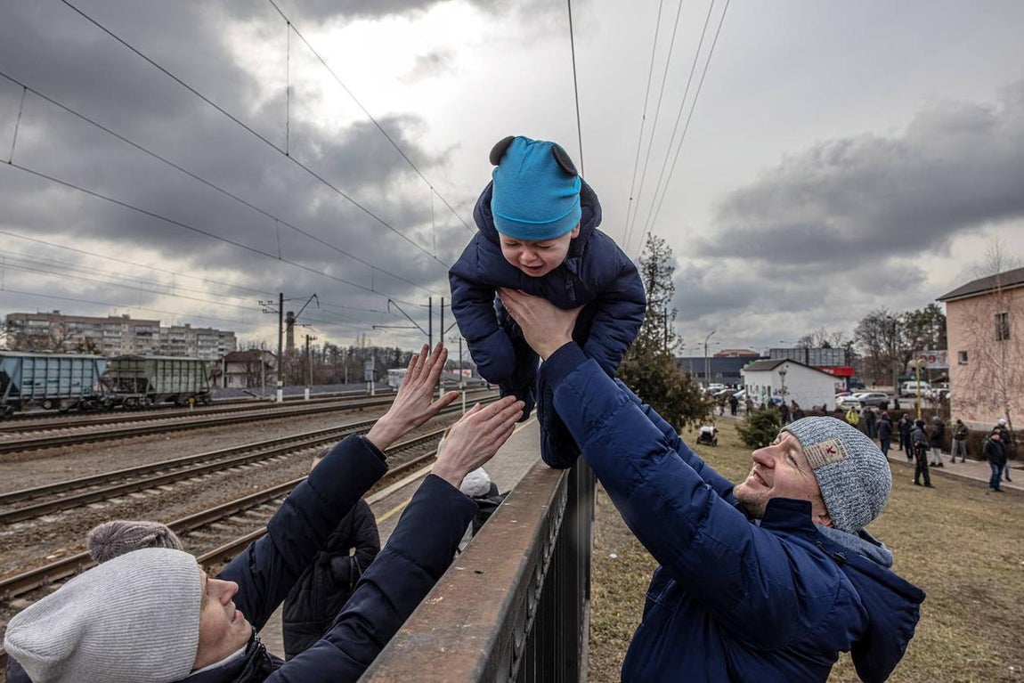 Huida a la desesperada. Estaciones de tren, como esta de Leópolis, se han convertido en lugares de despedida. Familias enteras rotas, huyendo de su hogar.