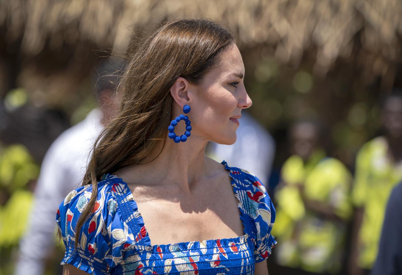 Los looks de Kate Middleton en su gira por el Caribe. Llamaron mucho la atención sus pendientes de estilo flamenco compuestos por borlas forradas con hilo azul eléctrico de Sézane.