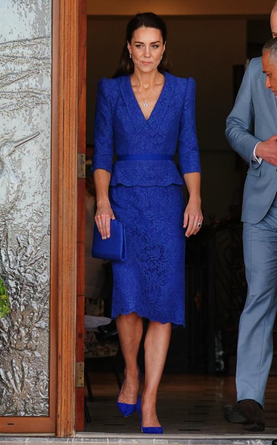 Los looks de Kate Middleton en su gira por el Caribe. Su primer look en Belice lo protagonizó este dos piezas de encaje con silueta péplum de Jenny Packham en azul eléctrico que conjuntó con unos stilettos de ante del mismo color de Emmy London y un clutch también del mismo tono.