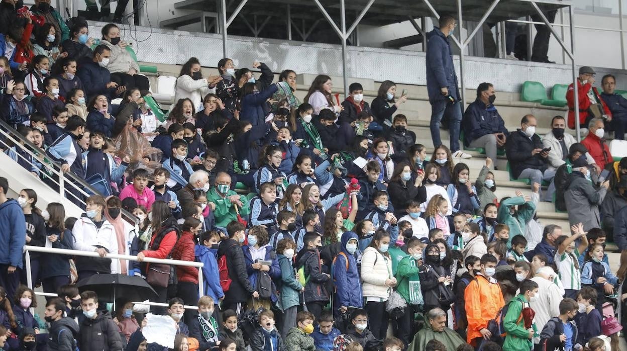 El excelente ambiente con miles de escolares en el Córdoba CF - Tamaraceite, en imágenes