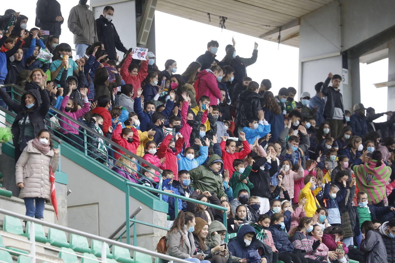 El excelente ambiente con miles de escolares en el Córdoba CF - Tamaraceite, en imágenes