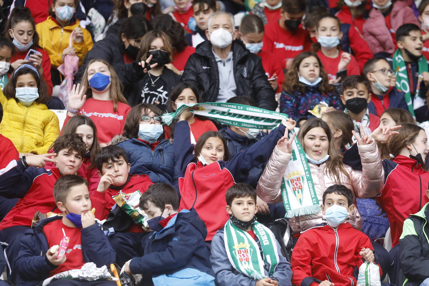 El excelente ambiente con miles de escolares en el Córdoba CF - Tamaraceite, en imágenes