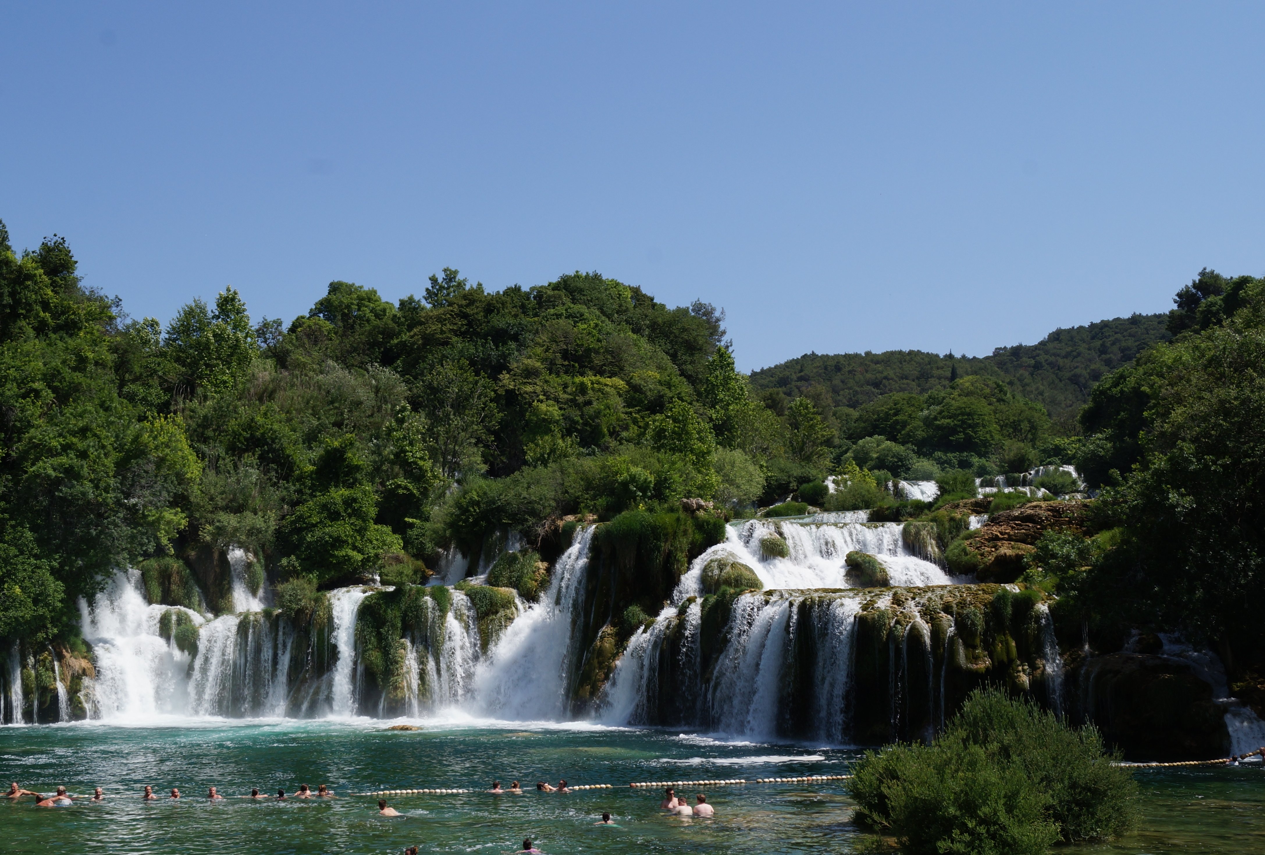 Parque nacional Krka, Croacia (44.623 reseñas). Aunque cuenta con importantes atracciones culturales e históricas, el agua vuelve a ser la protagonista en el parque nacional Krka. La atracción principal son sus siete cascadas. Roski slap es la más ancha y Skradinski buk, la más grande y la más conocida. En el parque está también el monasterio de los franciscanos de la islita de Visovac.