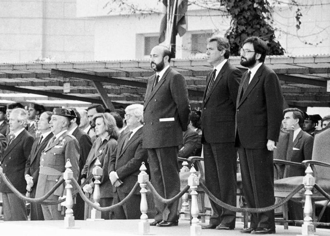 Luis Roldán toma posesión de su cargo como nuevo director general de la Guardia Civil junto a los ministros de Defensa e Interior, el jefe del Estado Mayor del Ejército y otras autoridades. 