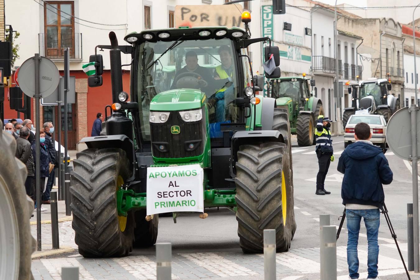 Las rotundas tractoradas de protesta del campo en Córdoba, en imágenes