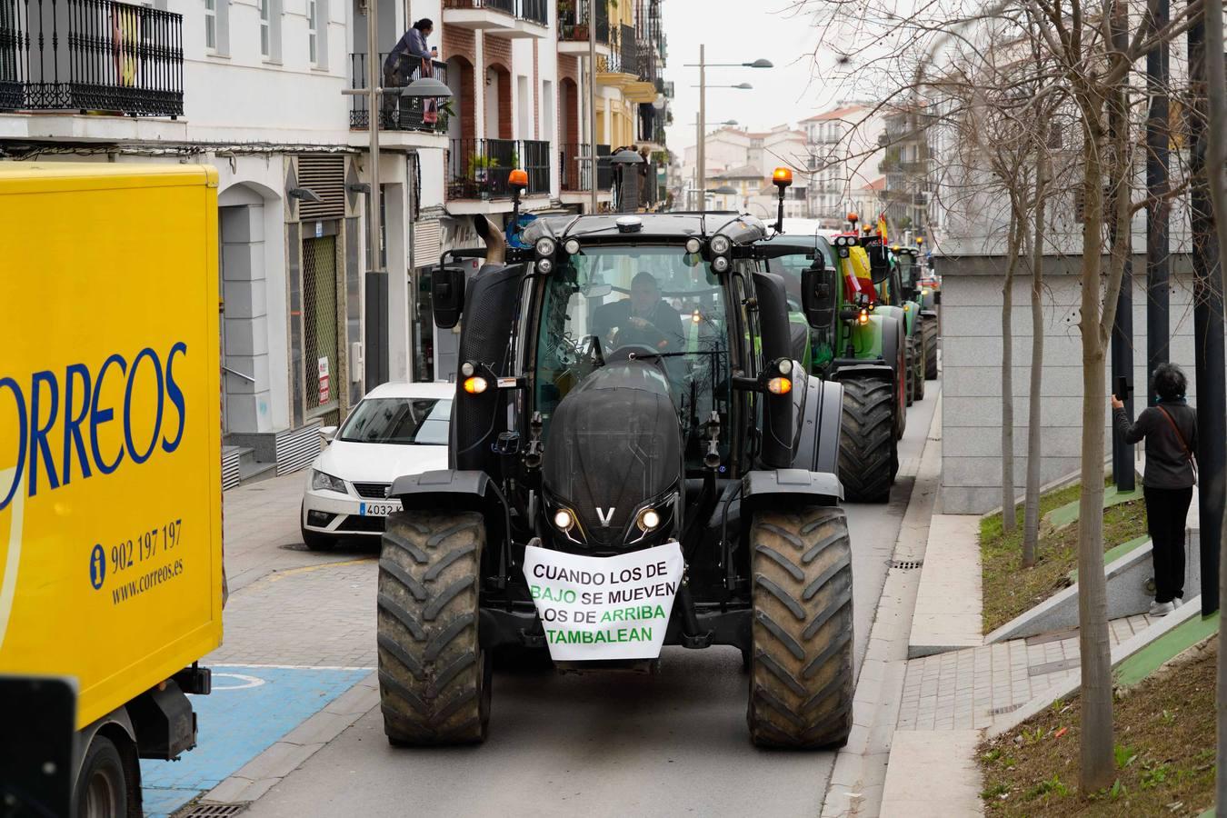 Las rotundas tractoradas de protesta del campo en Córdoba, en imágenes