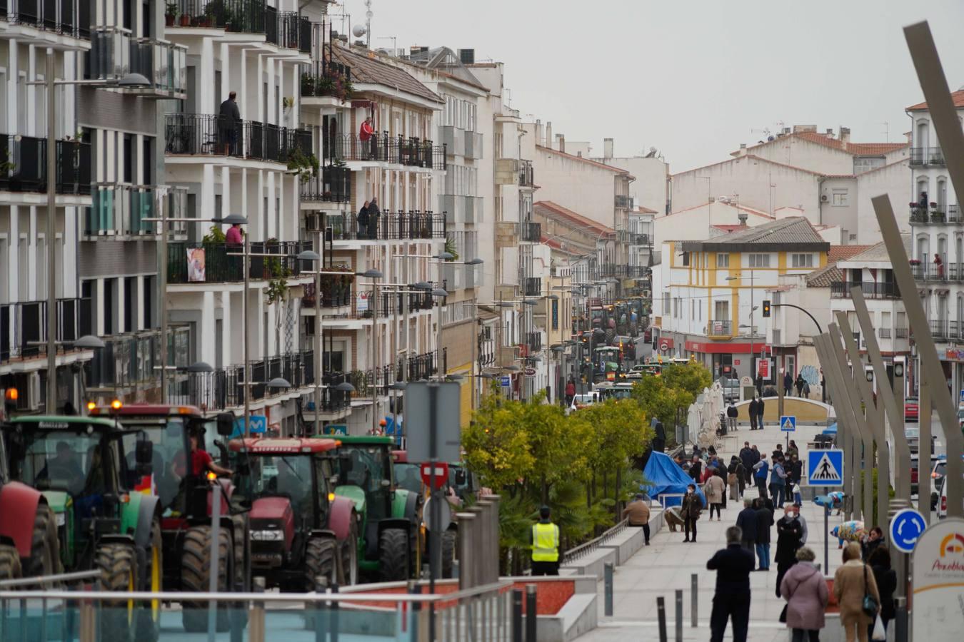 Las rotundas tractoradas de protesta del campo en Córdoba, en imágenes