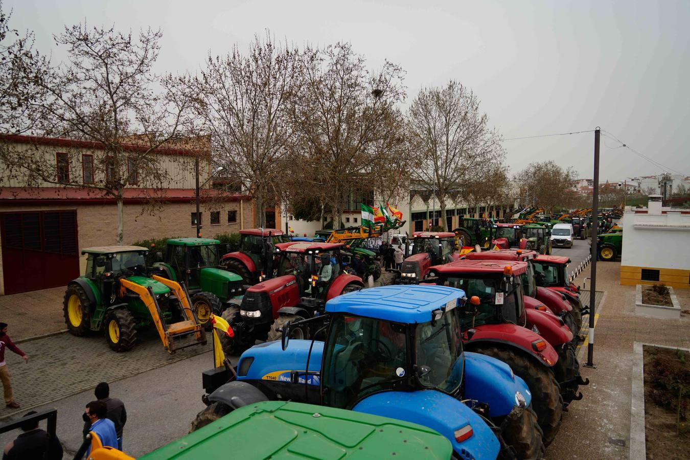 Las rotundas tractoradas de protesta del campo en Córdoba, en imágenes