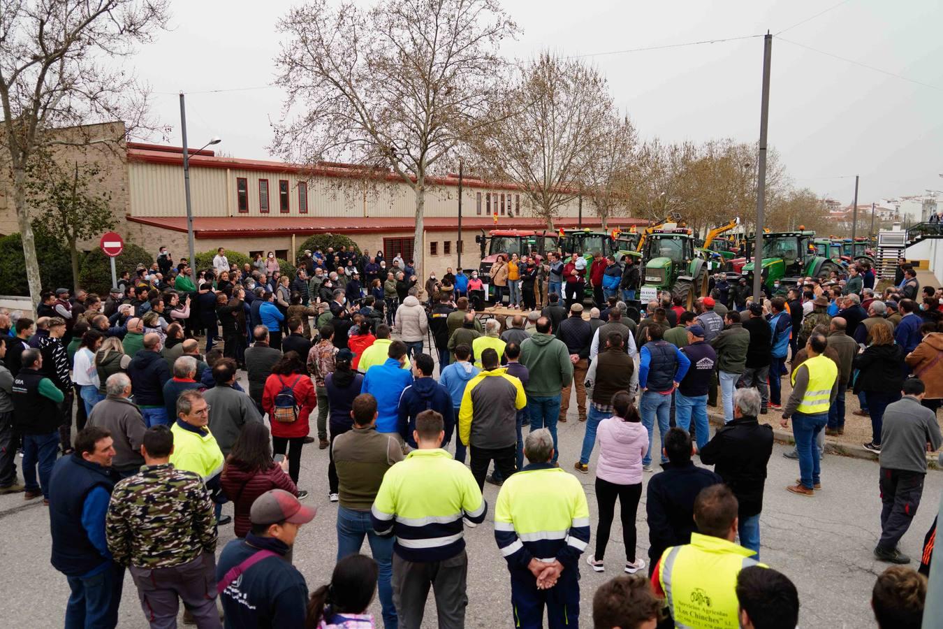 Las rotundas tractoradas de protesta del campo en Córdoba, en imágenes