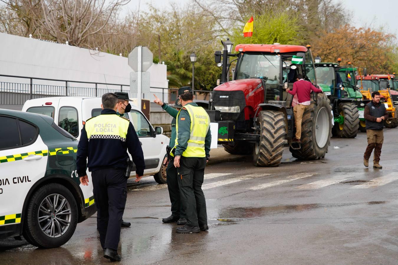 Las rotundas tractoradas de protesta del campo en Córdoba, en imágenes