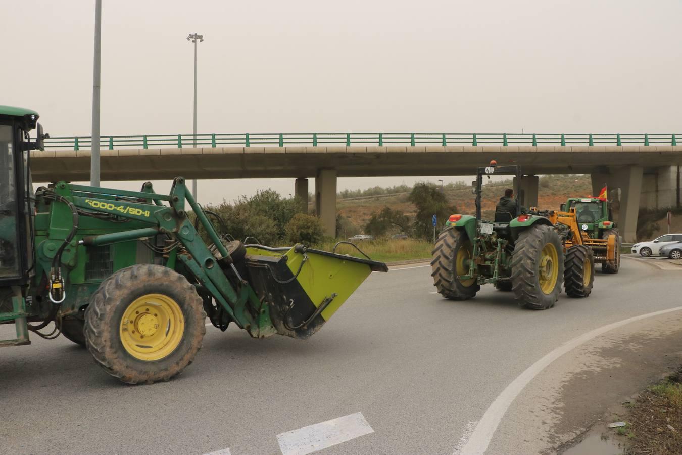 Las rotundas tractoradas de protesta del campo en Córdoba, en imágenes