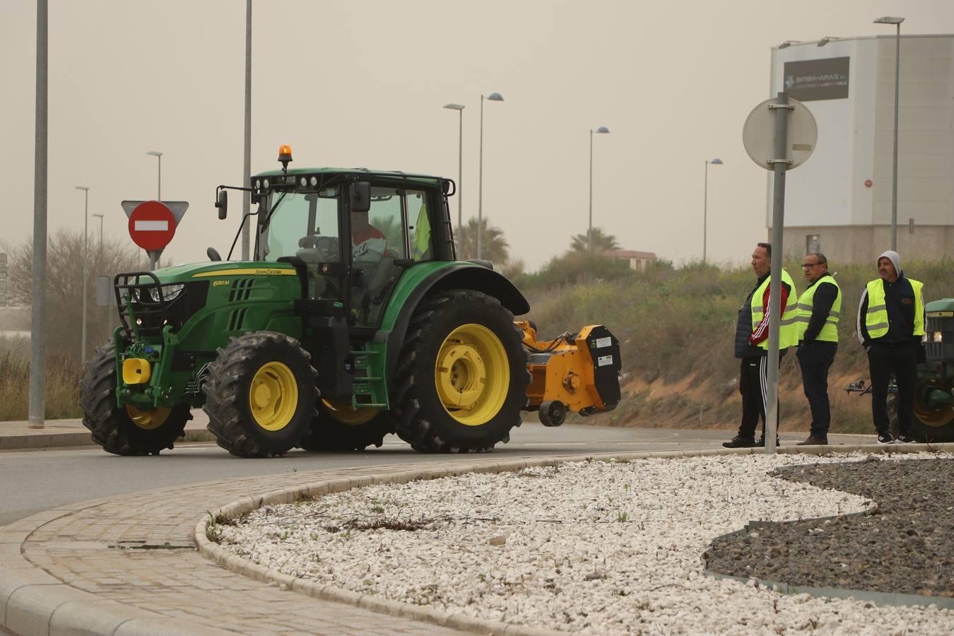 Las rotundas tractoradas de protesta del campo en Córdoba, en imágenes