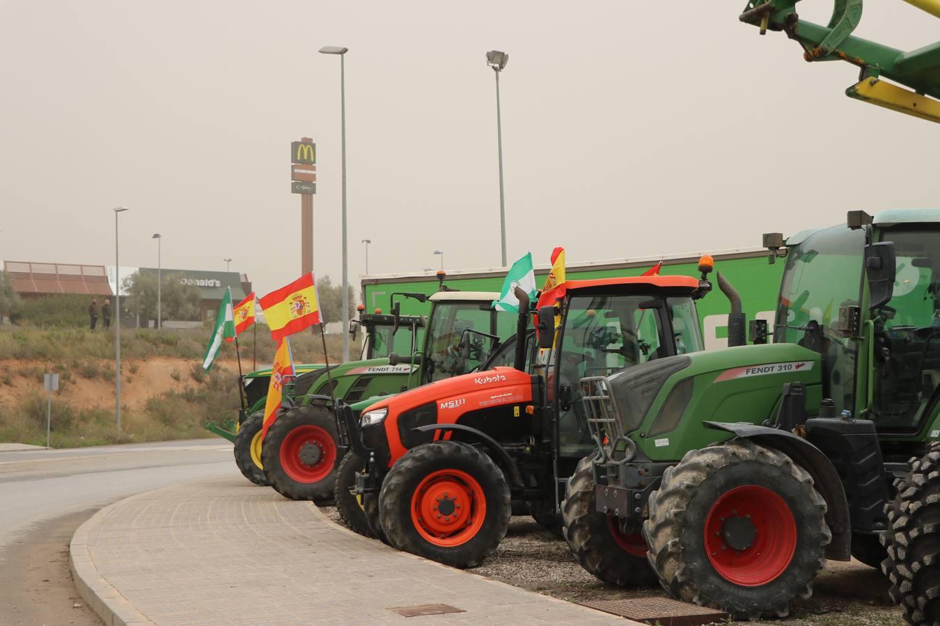 Las rotundas tractoradas de protesta del campo en Córdoba, en imágenes