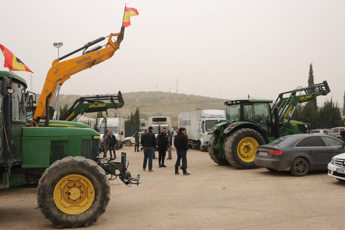 Las rotundas tractoradas de protesta del campo en Córdoba, en imágenes