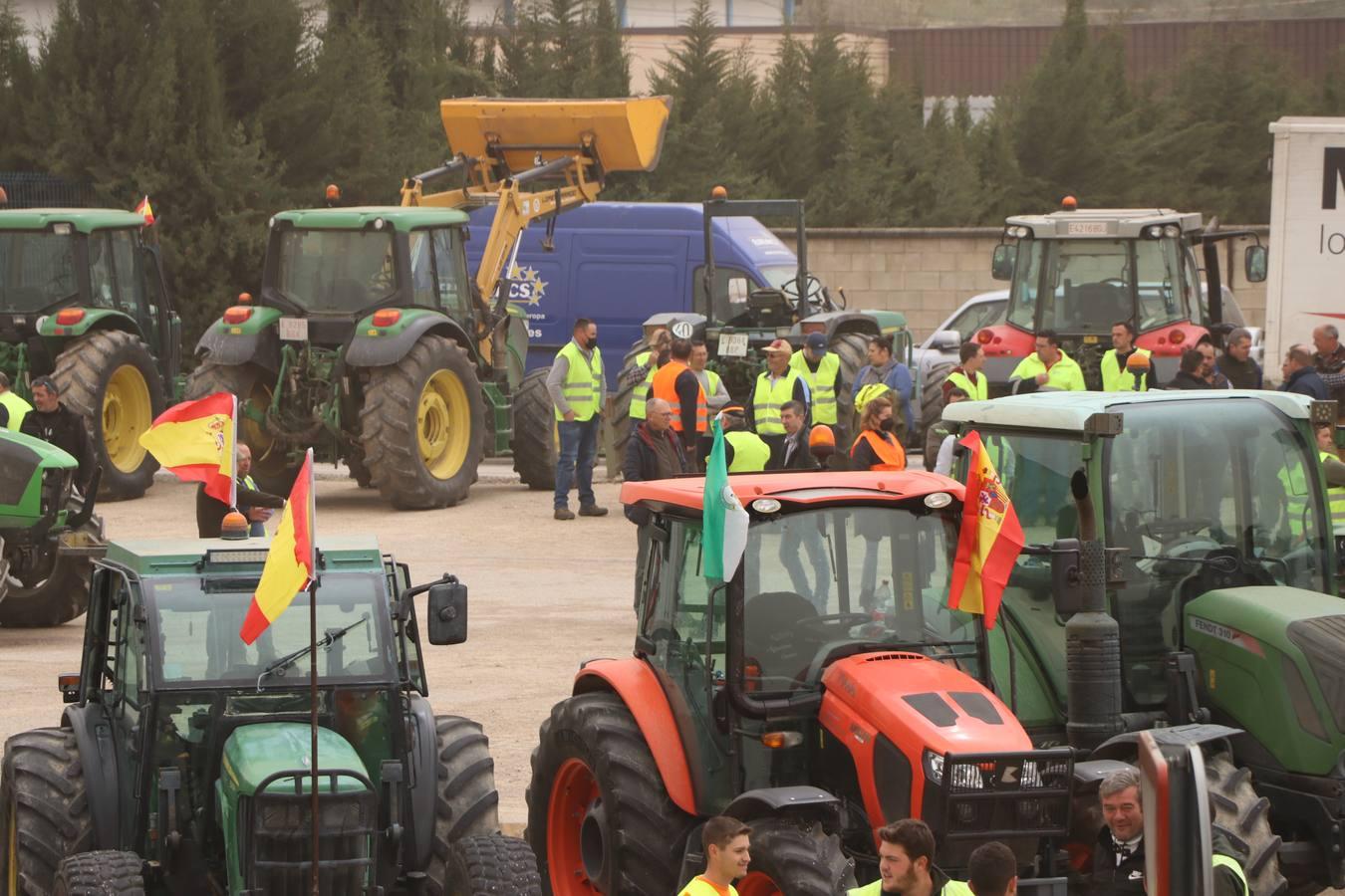 Las rotundas tractoradas de protesta del campo en Córdoba, en imágenes