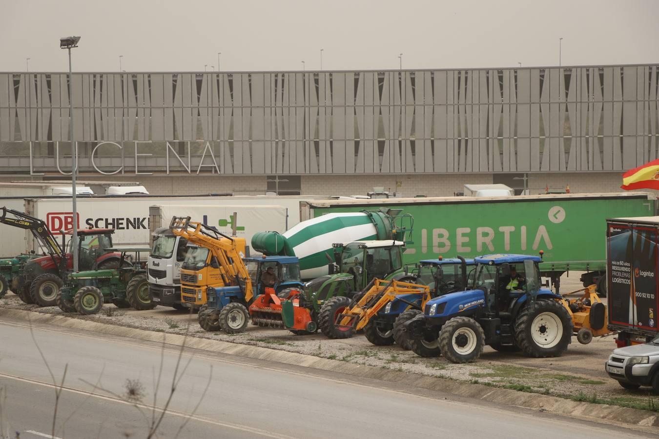 Las rotundas tractoradas de protesta del campo en Córdoba, en imágenes