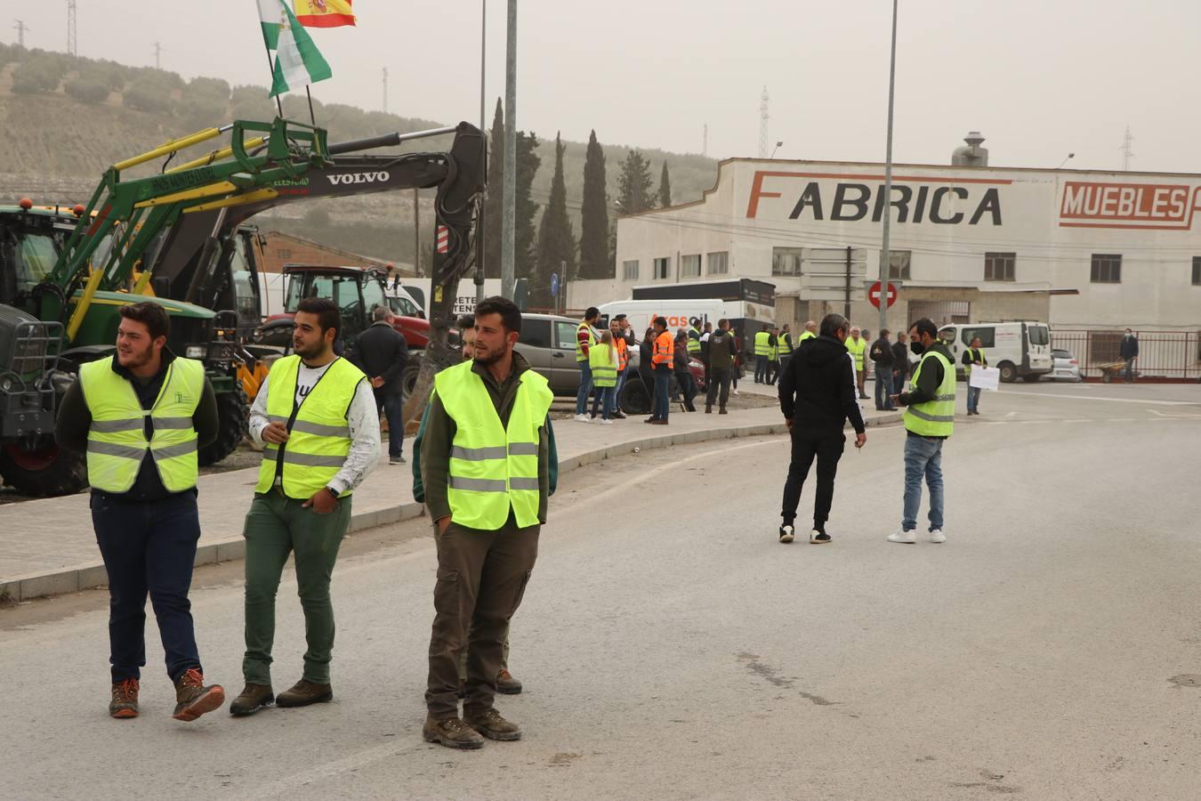 Las rotundas tractoradas de protesta del campo en Córdoba, en imágenes