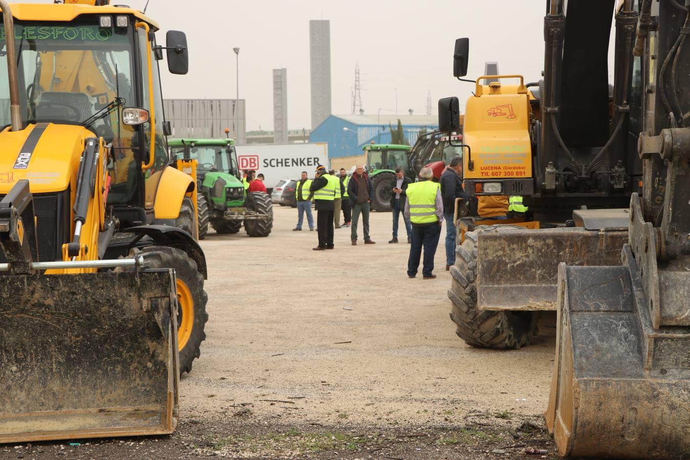 Las rotundas tractoradas de protesta del campo en Córdoba, en imágenes