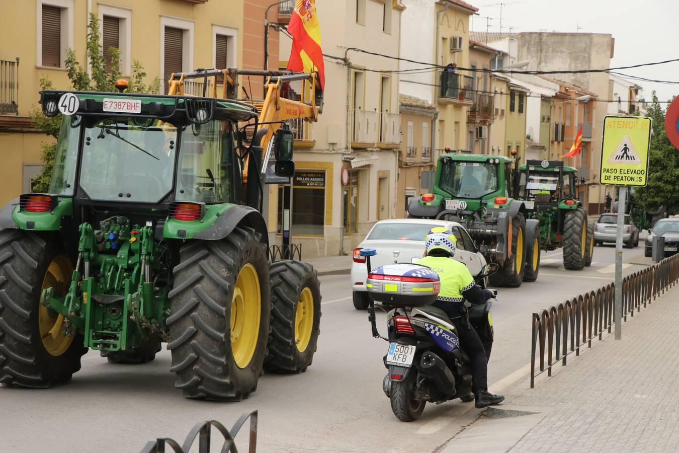 Las rotundas tractoradas de protesta del campo en Córdoba, en imágenes