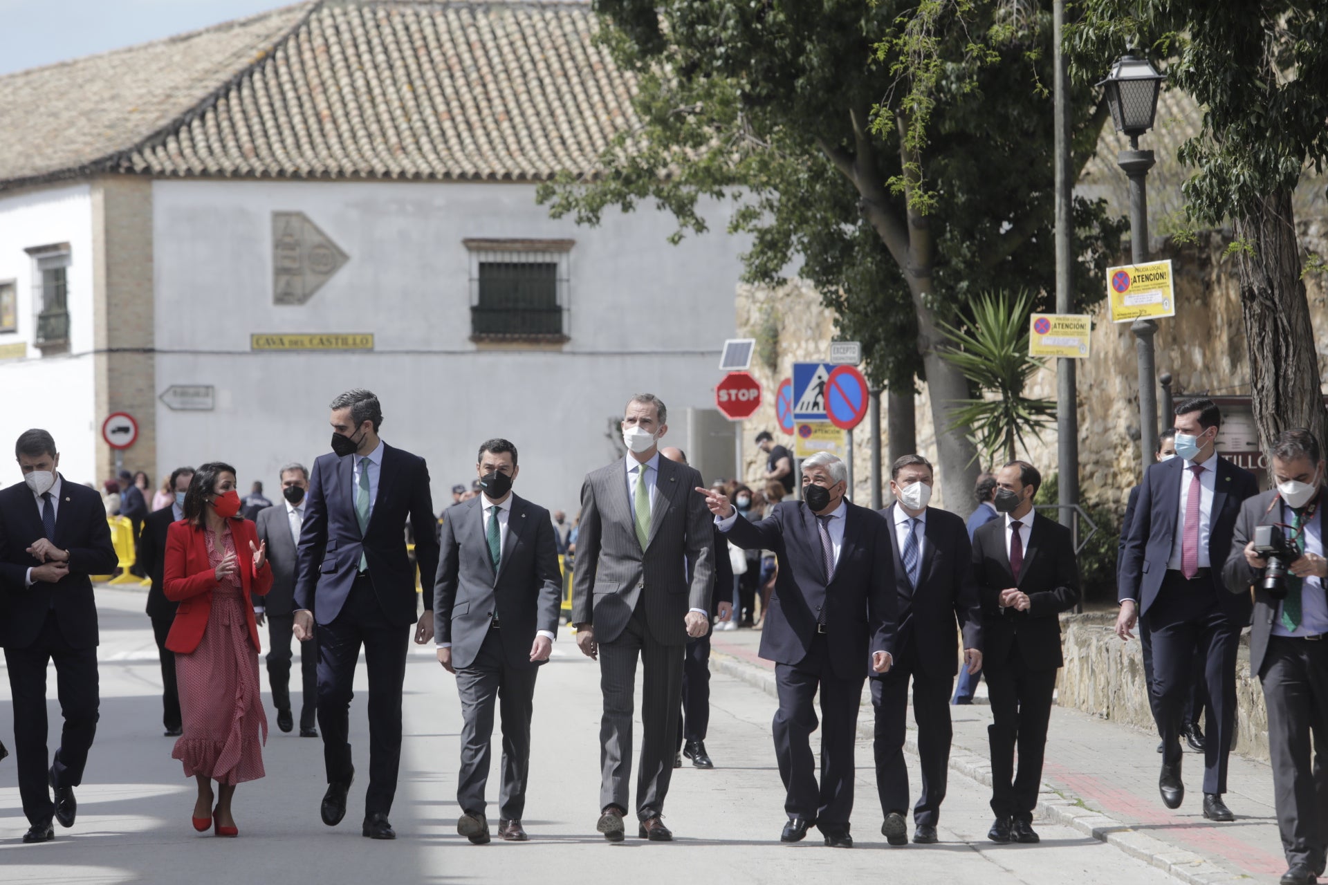 Sanlúcar se vuelca en la visita de Felipe VI al grito de «¡Viva el Rey!»