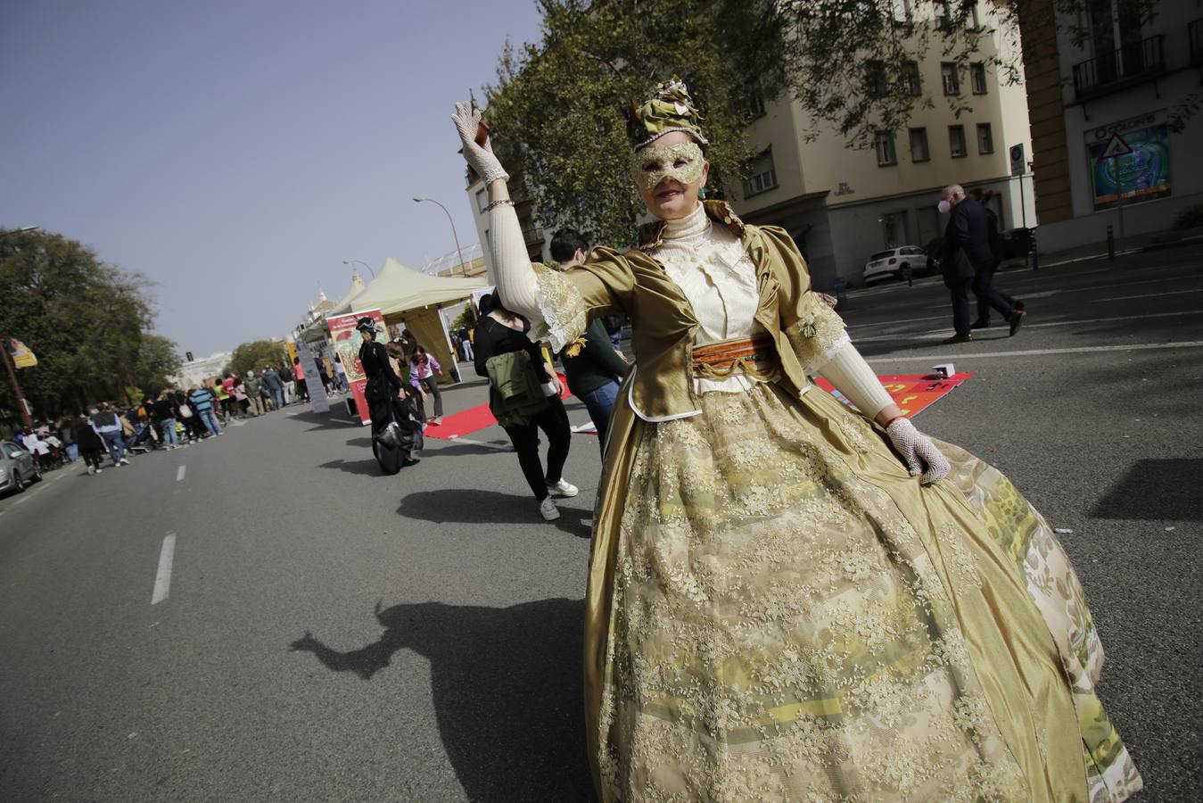 El Paseo Colón se ha convertido por un día en 'Calle Cultura'. JUAN FLORES