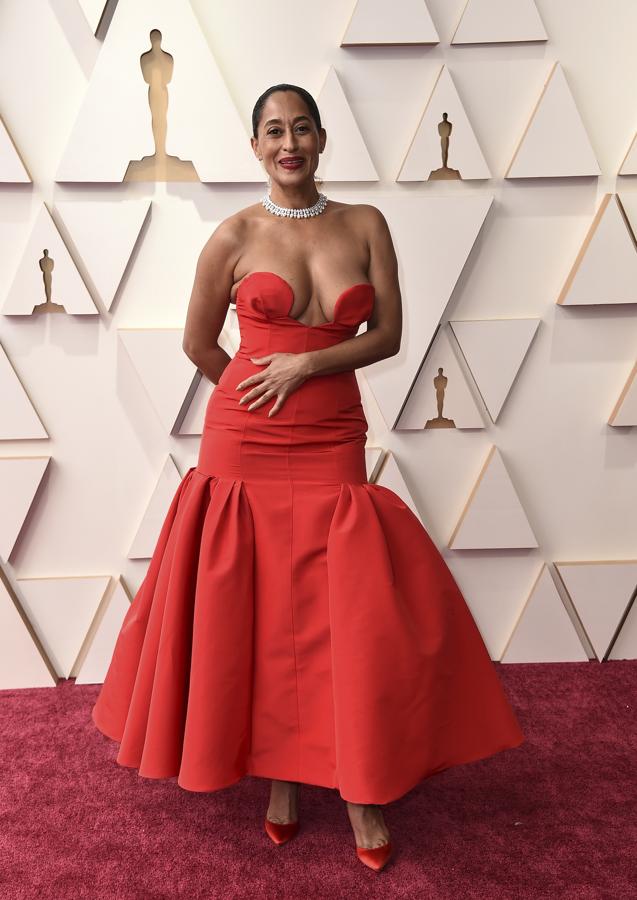 Tracee Ellis Rosh - Las peor vestidas de los Oscar 2022. Su vestido rojo de Carolina Herrera resulta elegante y sofisticado, pero quizás ese tipo de escote corazón flotante no sea el más adecuado para la actriz.