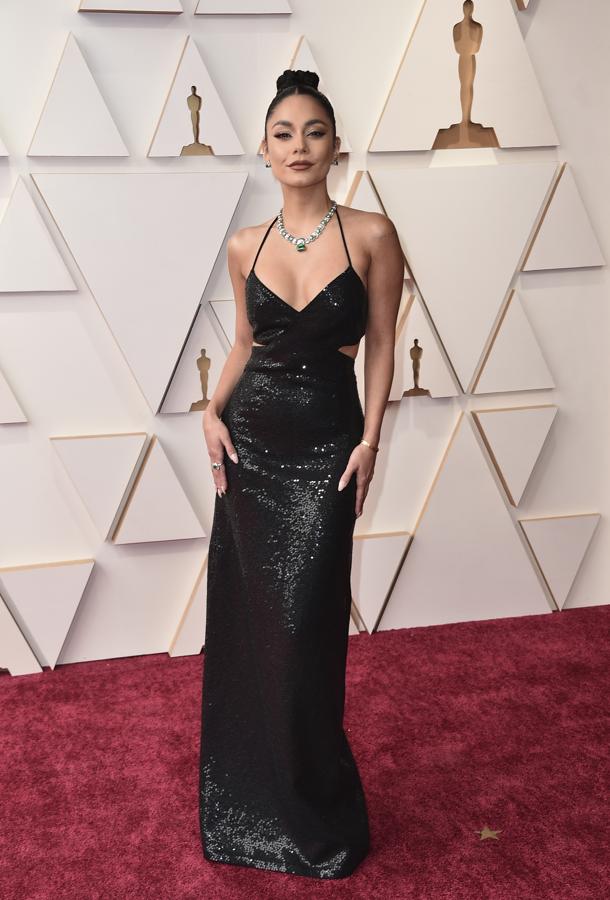 Vanessa Hudgens - Las mejor vestidas de los Oscar 2022. Minimalista y elegante a partes iguales con un modelo negro con lentejuelas y aberturas de Michael Kors que combinó con un recogido con el que potenciaba aún más el escote en uve.
