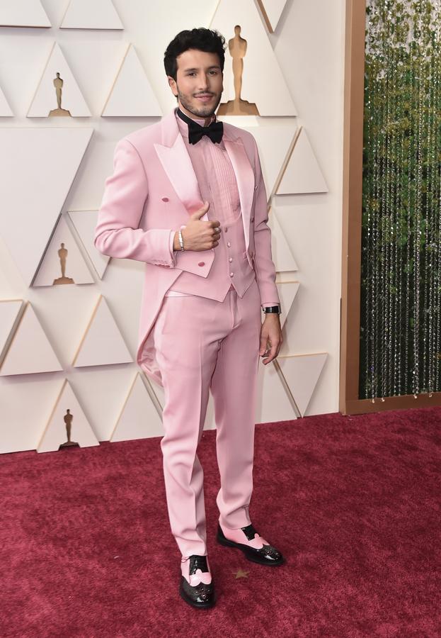 Sebastián Yatra - Los peor vestidos de los Oscar 2022. Apostó por un outfit muy colorido en rosa chicle que no terminó de convencer. Un traje de Jeremy Scott para Moschino y joyas de Cartier.