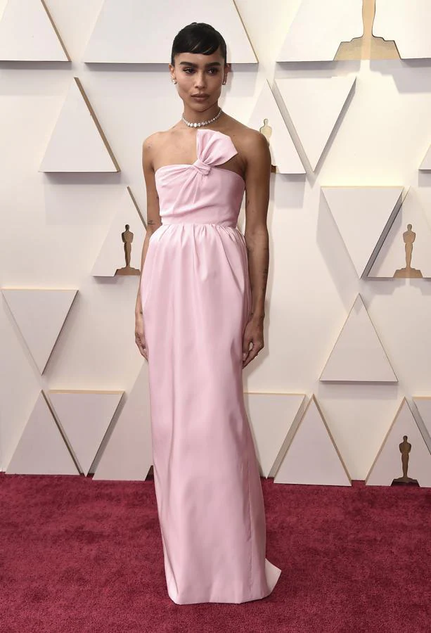Zoe Kravitz - Las mejor vestidas de los Oscar 2022. Apostó por un modelo de estilo minimalista de Saint Laurent rosa empolvado confeccionado en seda donde el protagonismo se lo llevaba el gran lazo XXL del escote.