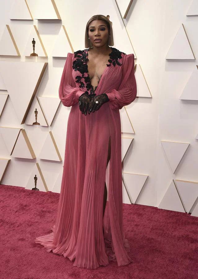 Serena Williams - Las mejor vestidas de los Oscar 2022. Al contrario que su hermana, Serena rindió una oda al estilo vintage de la mano de Gucci con un modelo burdeos plisado con bordados negros en el escote y mangas abullonadas.