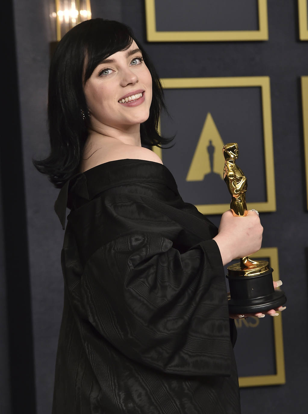 Billie Eilish, que se llevó el Oscar a la Mejor Canción Original, ha lucido el pelo suelto, una media melena con las puntas vueltas y flequillo ladeado y redondeado. El maquillaje muy natural, poniendo la atención en la mirada, con un eyeliner superior discreto y labios rosas.