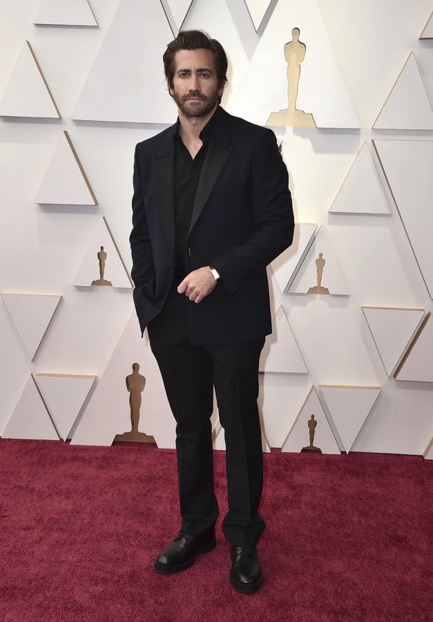 Jake Gyllenhaal - Los mejor vestidos de los Oscar 2022. Más informal fue la opción de Jake, quien decidió asistir sin corbata ni pajarita al evento, con una americana azul con solapas negras de Givenchy y reloj de Cartier.
