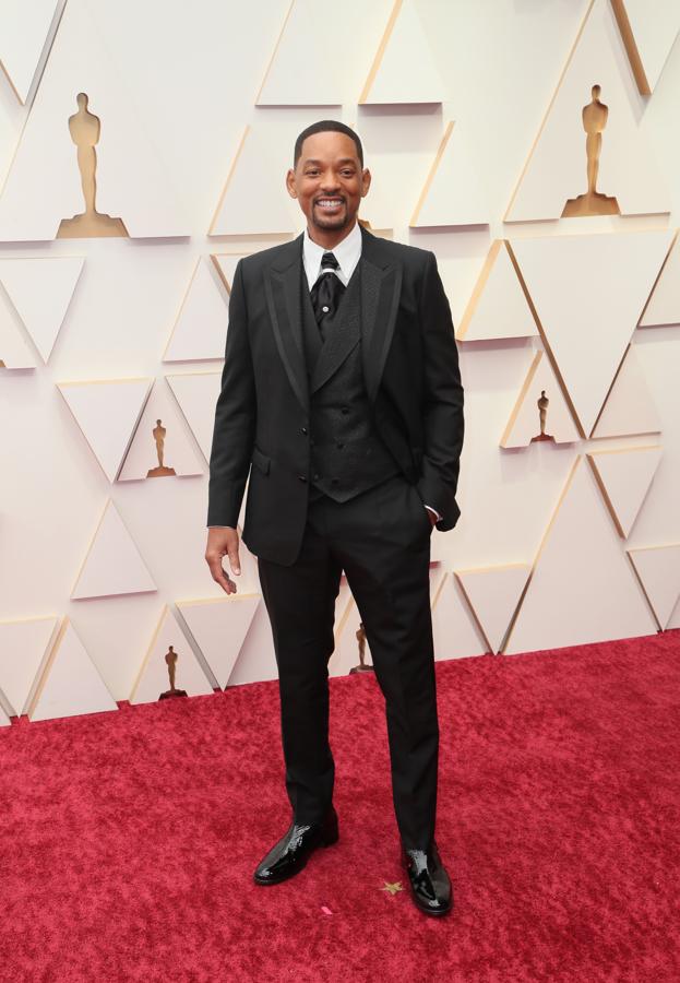 Will Smith - Los mejor vestidos de los Oscar 2022. El actor opostó por un traje tres piezas de Dolce &amp; Gabbana y puso el toque de diferencia con distintas joyas de Cartier en su corbata.