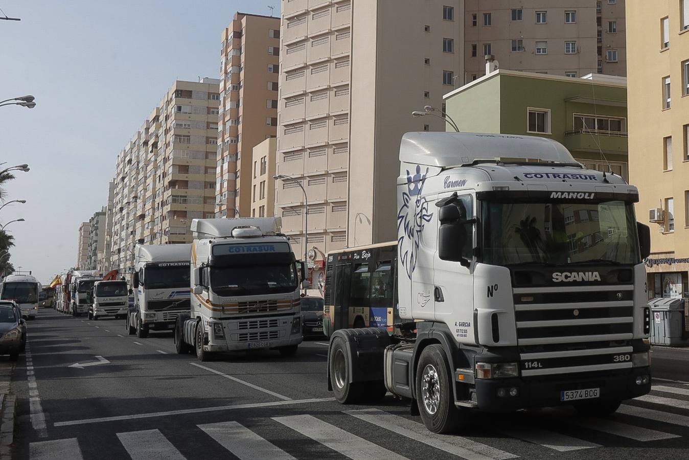 Fotos: Los camiones vuelven a colapsar Cádiz