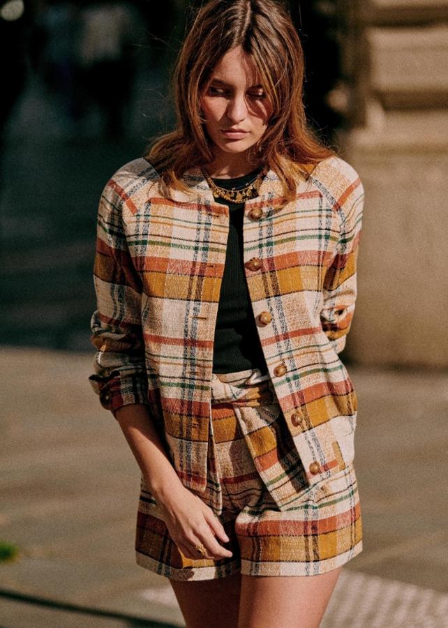 Sézane - Chaquetas elegantes para el entretiempo. La primavera es sinónimo de un clima inestable así que no hay nada más efectivo que tener el vestidor repleto de opciones ante lo que pueda pasar… sin que se pierda la elegancia. A continuación se recopilan las más estilosas, capaces de hacer que el look se vea en un abrir y cerrar de ojos lo más sofisticado posible (y sin pasar frío). En la imagen, chaqueta de tipo bómber (modelo Mike), con manga larga y acortada a la cintura, confeccionada en Jacqard, de Sézane. Precio: 160€