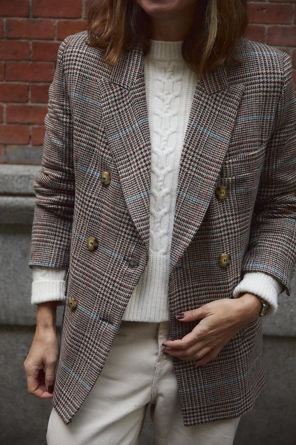 Sophie and Lucie - Chaquetas elegantes para el entretiempo. Blazer de corte clásico con estampado príncipe de Gales en tonos marrones y beige, solapas cruzadas y seis botones, de Sophie and Lucie. Precio: 219,95€.