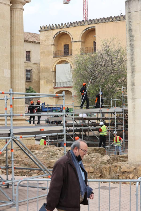 El montaje de los palcos de la Semana Santa de Córdoba, en imágenes