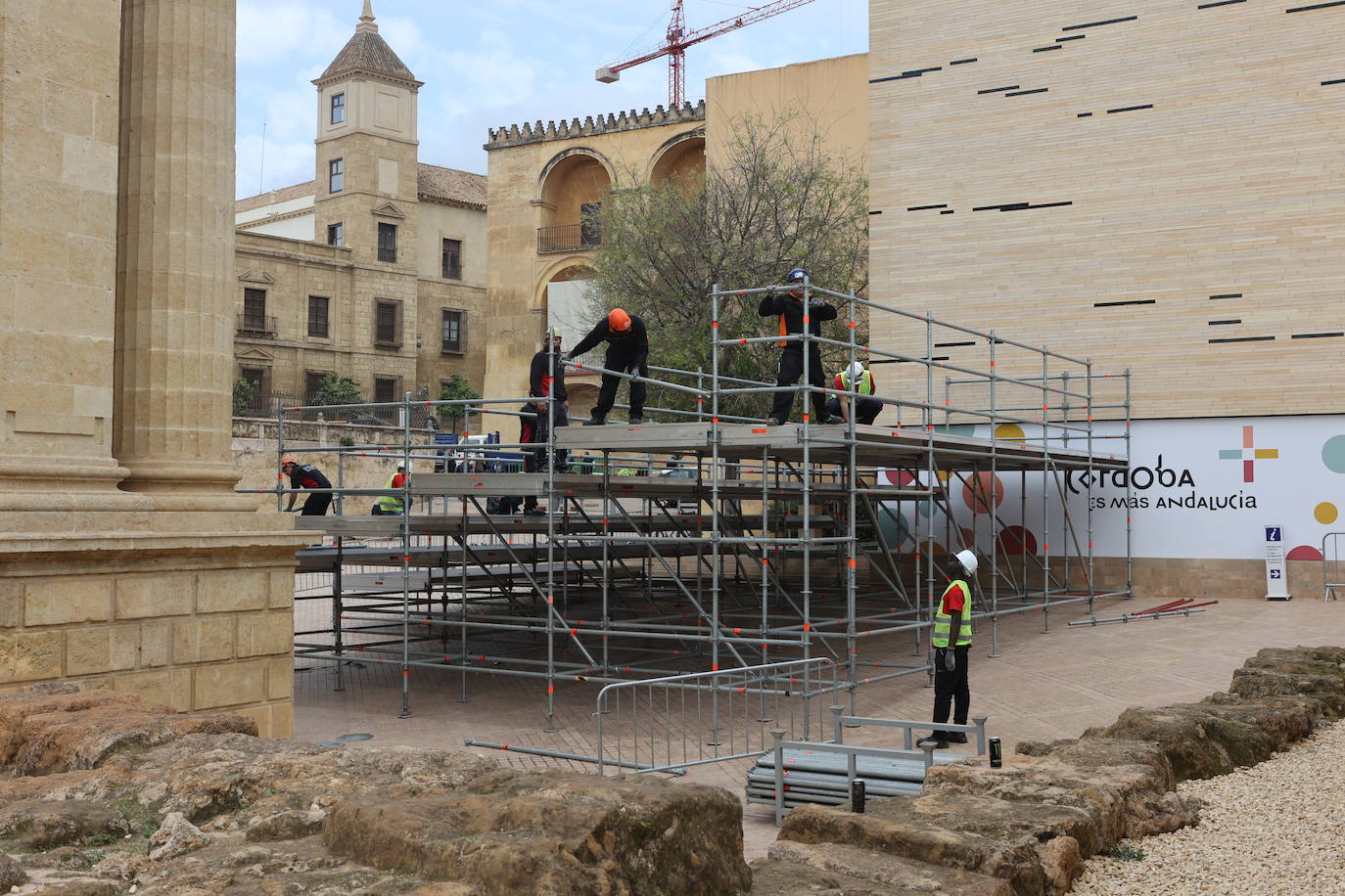 El montaje de los palcos de la Semana Santa de Córdoba, en imágenes