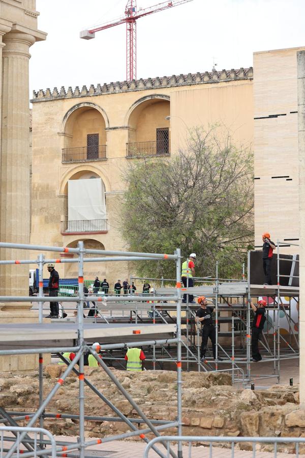 El montaje de los palcos de la Semana Santa de Córdoba, en imágenes